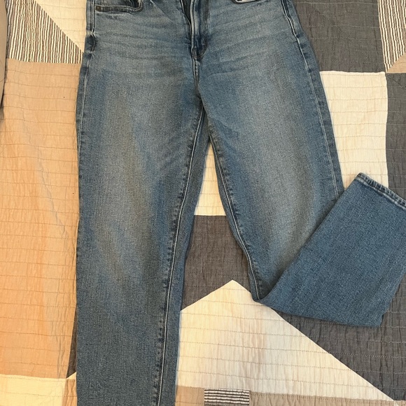 American Eagle High Waisted Mom jeans. Size 2. No flaws - Picture 2 of 6